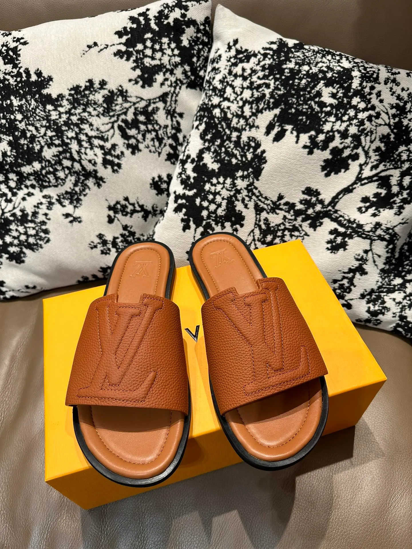 Men's shoes💰360💰 New LV slippers hot sale🩴 Full cowhide surface, cowhide lining, cowhide feet, size 36-46